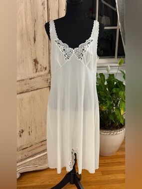 VTG Imec slip with lace detail. White. USA 42. Made in Italy. Intimate